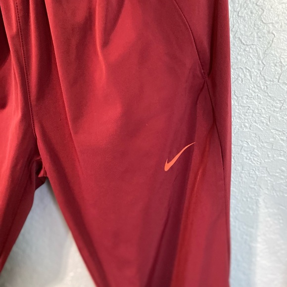 NIKE Women’s DRY-fit Burgundy RUNNING STADIUM/ JOGGER PANTS - Picture 4 of 6